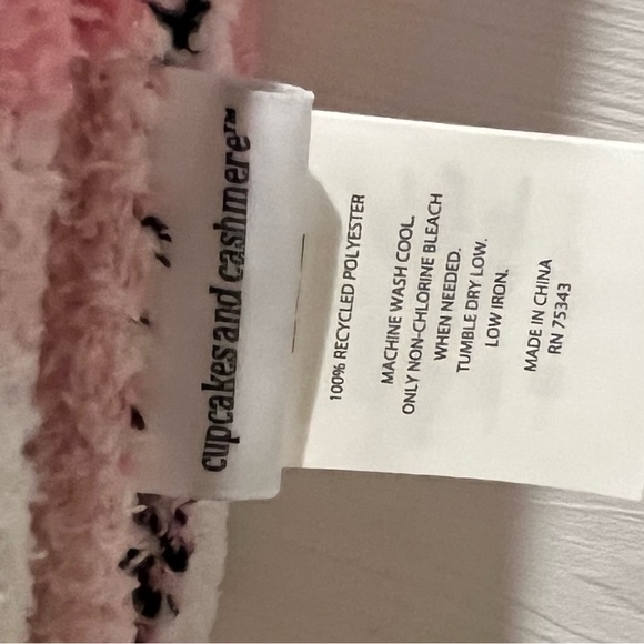 Viral TikTok 2024 Cupcakes and Cashmere pink ghost throw 50”x70” blanket NWT - Picture 5 of 8